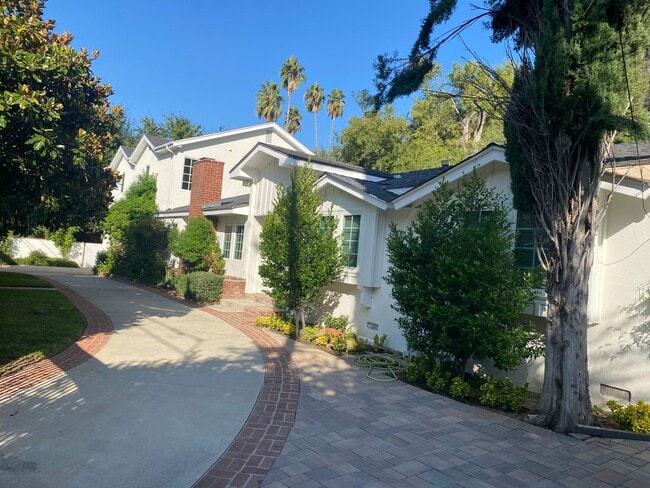 Foto del edificio - First time Rental in exclusive neighborhood! 4 bed + a den!