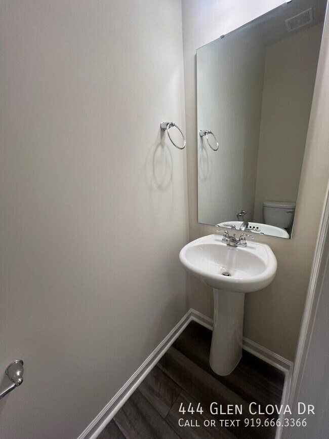 Building Photo - 444 Glen Clova Dr