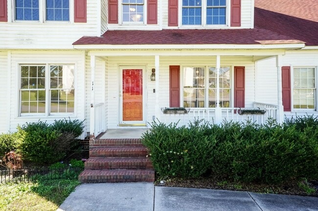 Building Photo - Large Three Bedroom Home!