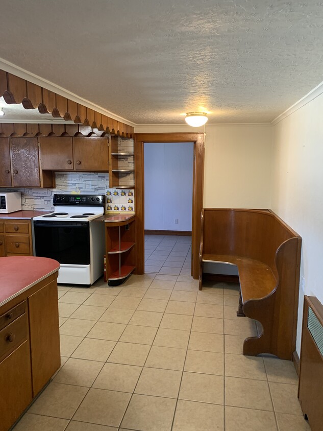 Kitchen with seating nook - 222 W Mary St