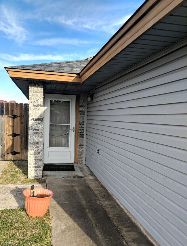 Building Photo - 2 br, 1.5 bath House - 2106 Wright Way