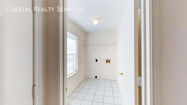Building Photo - 896 Silverwood