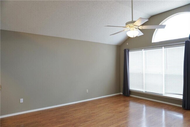 Building Photo - 813 Clinton Dr