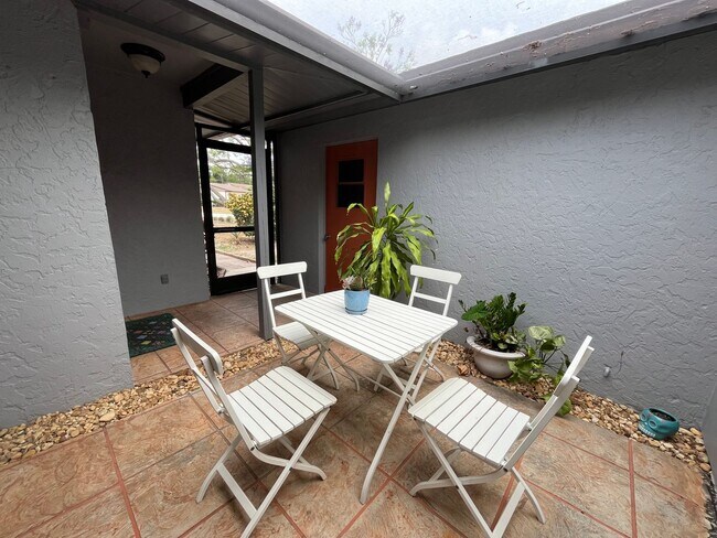 Foto del edificio - 2 Bed 2 Bath Fully Furnished Home With Poo...