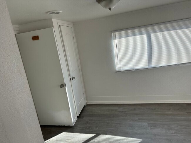 Foto del edificio - 614 Woodrow Ave