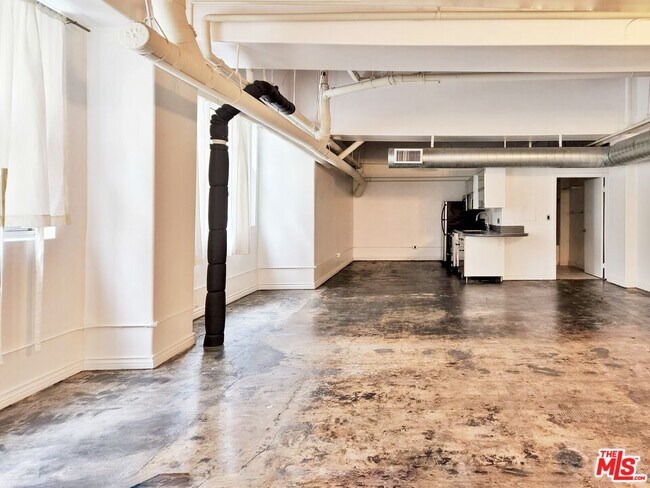 Building Photo - 215 W 7th St