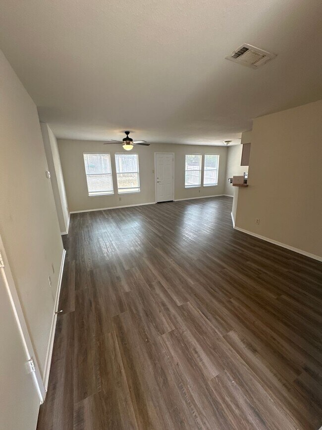Foto del edificio - READY TO MOVE IN SPECIAL $500.00 OFF 1ST F...