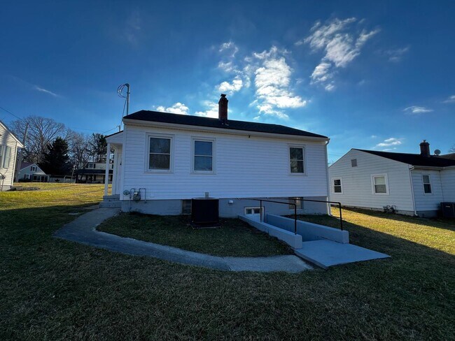 Building Photo - Radford, 2 BR / 1 BA, Available 2/20/26