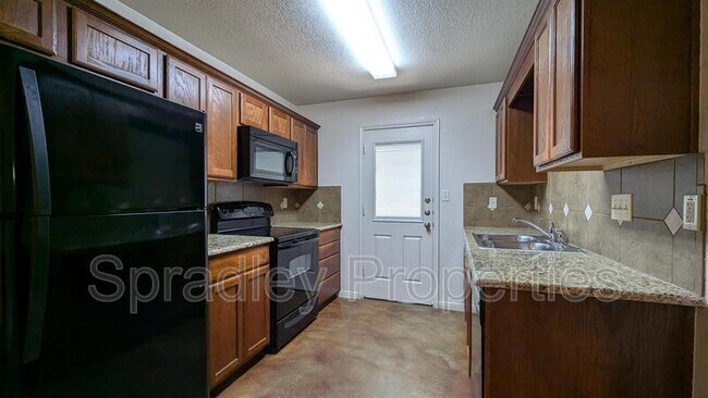Building Photo - 112B Andy Ln