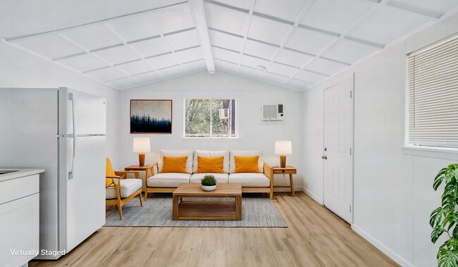 Building Photo - Cozy 1-bedroom, 1-bath duplex