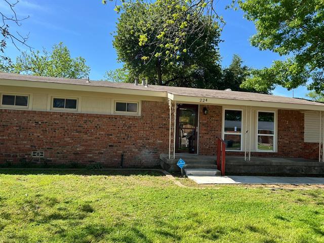 Primary Photo - 224 E Oak Dr