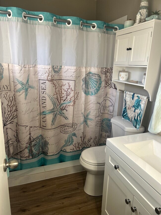 Baño privado con ducha a ras de suelo. - 3340 S Parkside Dr