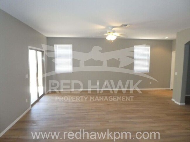 Foto del edificio - Immaculate Three Bedroom Plus Den, Two Bat...