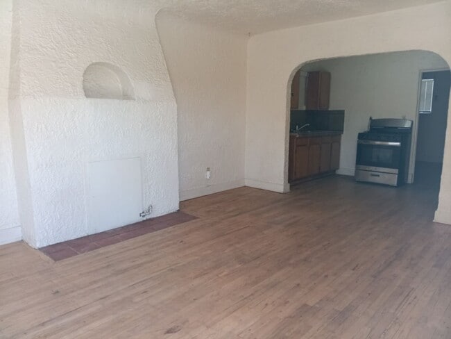 Building Photo - 2 bedroom, 1 bath Close to University!