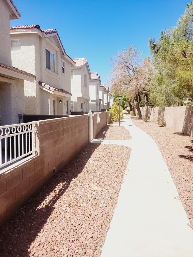 Foto del edificio - Townhouse with 2 Car Garage in NLV