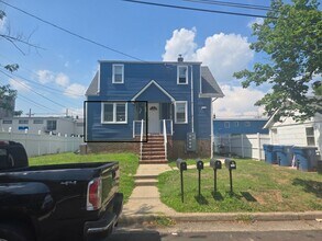 Building Photo - 121 Victor St