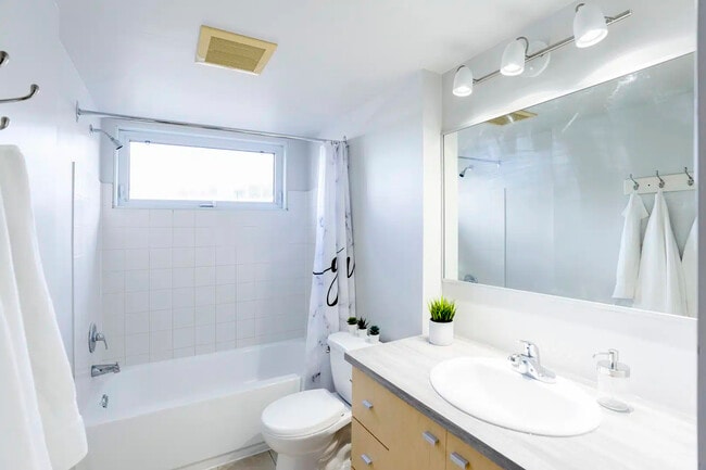 Building Photo - 325 Rue Saint-Vallier E