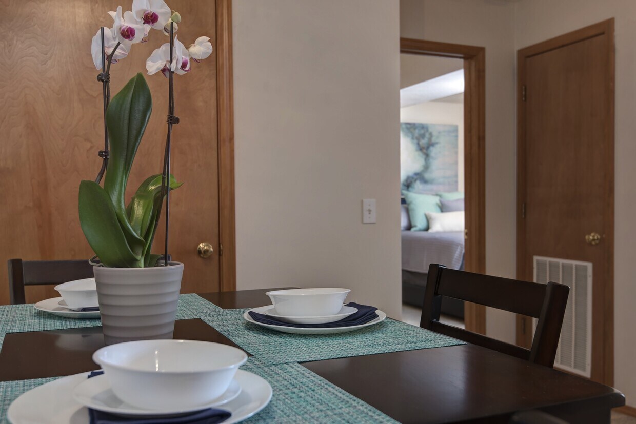 Building Photo - Furnished Suite Available!