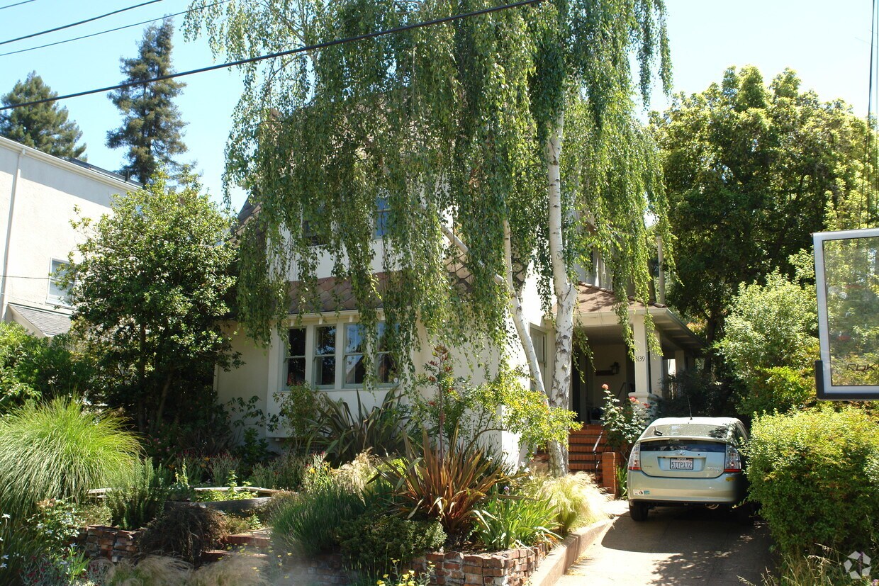 Primary Photo - 3139 Lewiston Ave