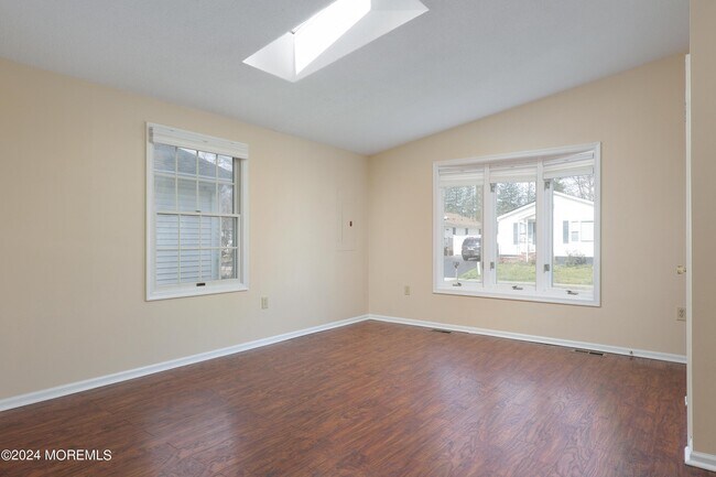 Foto del edificio - 16 Pinetree Ln