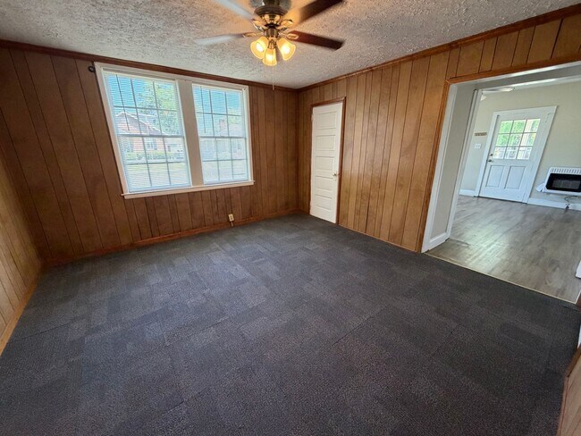 Foto del edificio - 2 Bedrooms- 1 Bathroom- House in Celanese!