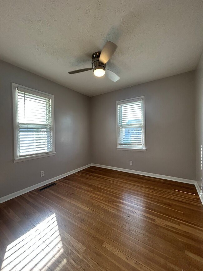 Building Photo - Updated 2 Bed 1 Bath Available Now!