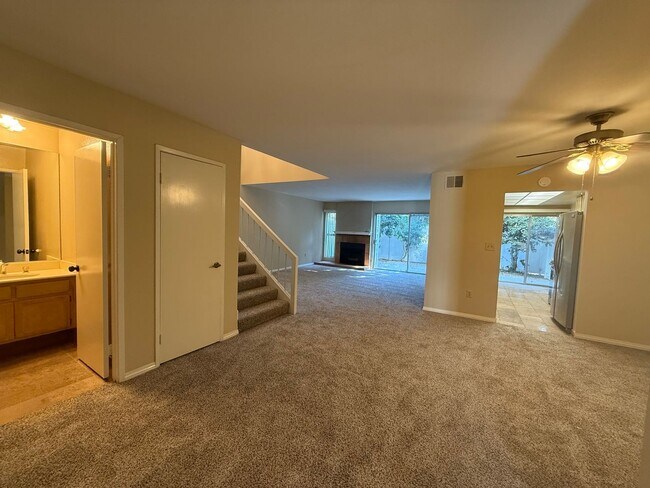 Foto del edificio - 3 bed, 2 1/2 bath townhome in quiet complex