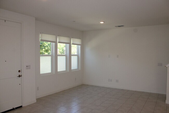 Photo - 1618 Scarlet Ash Ave House