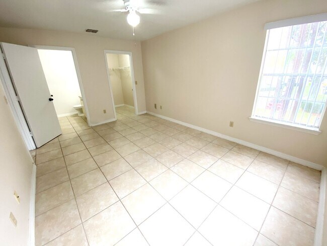 Building Photo - 2550 N Alafaya Trail