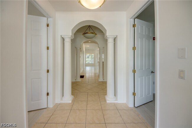 Building Photo - 15250 Riverbend Blvd