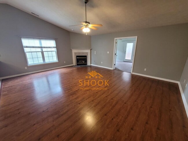 Building Photo - COZY 2 BR+DEN IN GREAT NEIGHBORHOOD