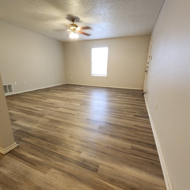 Building Photo - Cute 2/1 with spacious living area.