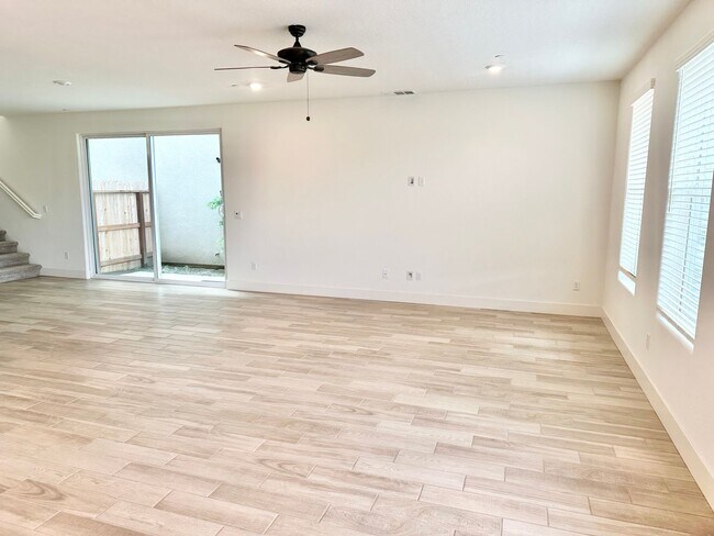 Foto del edificio - BRAND NEW 3/2.5 Near Clovis North High School