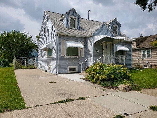 Building Photo - FOR RENT- Large Home with Fenced in Yard n...