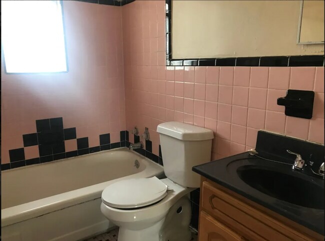 Building Photo - Bright 2-Bed with Hardwood Floors, and In-Unit Laundry in Cincinnati