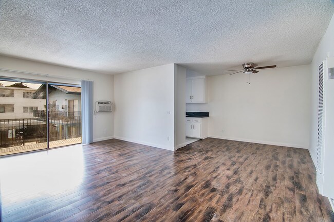 Foto del edificio - 8330 Willis Ave