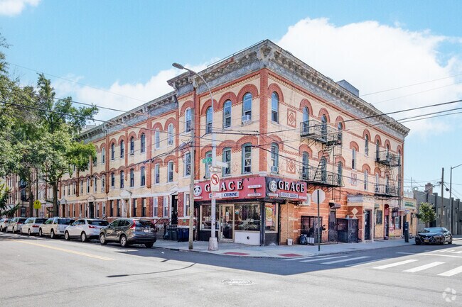 Building Photo - 954 Seneca Ave