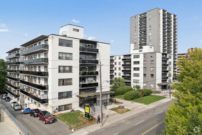 2220 et 2222, chemin Weston - Weston Road Apartments