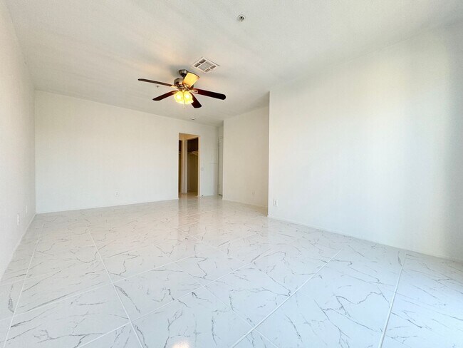 Foto del edificio - AVAILABLE NOW! 2 Bedroom 2 Bath UPSTAIRS A...