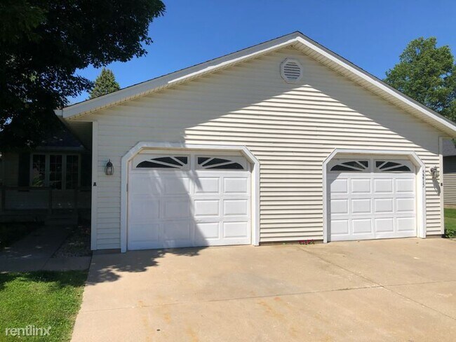 Building Photo - 5215 W Harp Hollow Rd