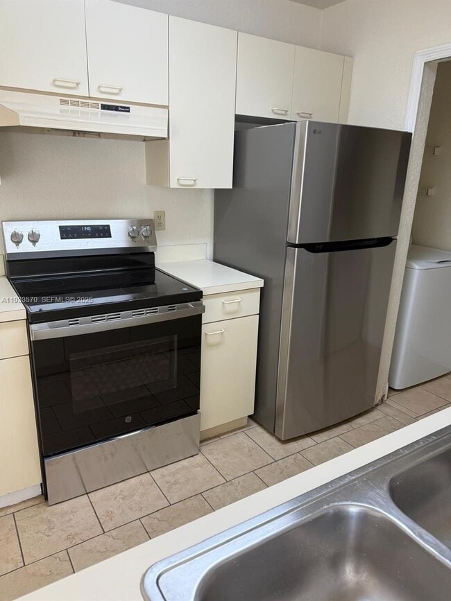 Building Photo - 2550 N Alafaya Trail