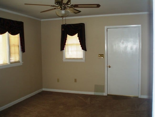 Building Photo - Large House With Extra Living Area