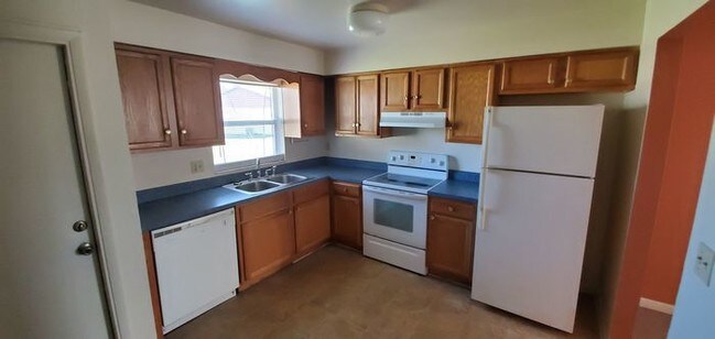 Building Photo - 2/1 DUPLEX AVAILABLE NOW IN SARA LOU ACRES