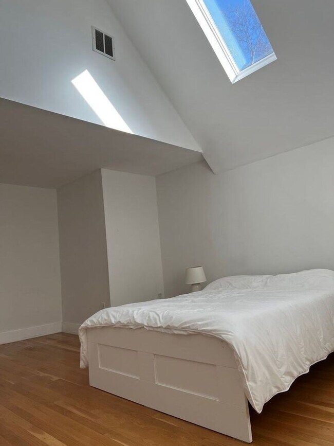 Foto del edificio - Oak Square Huge 2nd & 3rd floor SIX bed 3 1/2 bath Brighton