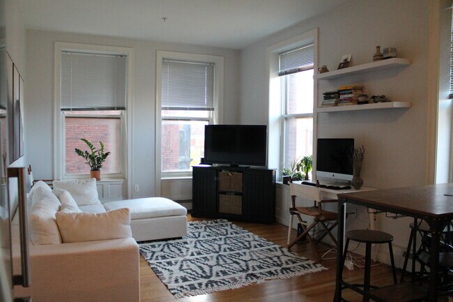 Building Photo - 483 Beacon St
