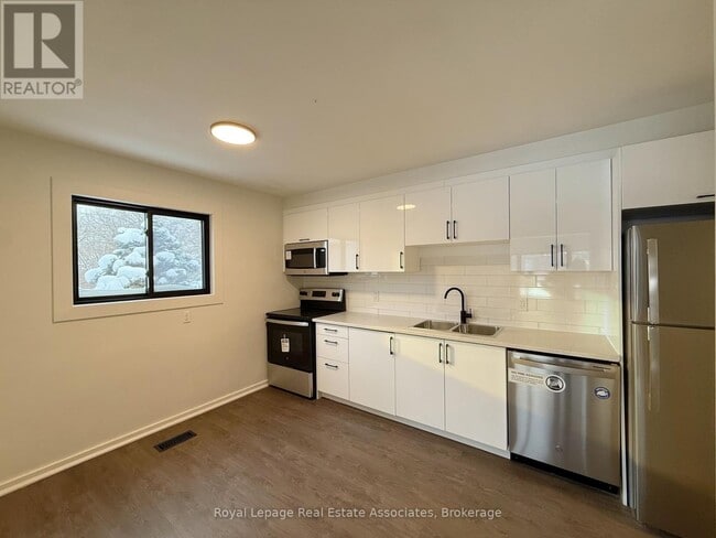 Building Photo - 171 Huron St