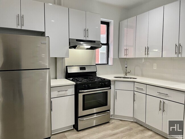 Building Photo - Large pet-friendly duplex studio with 2 ba...