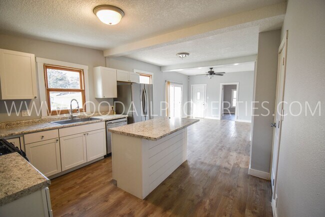 Building Photo - 3 Bedroom 1 Bath Home in Des Moines