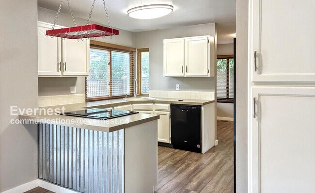 Building Photo - Lovely 3-Bedroom Home with Fenced Yard / A...