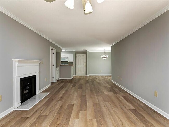 Building Photo - 2302 Pine Heights Dr NE